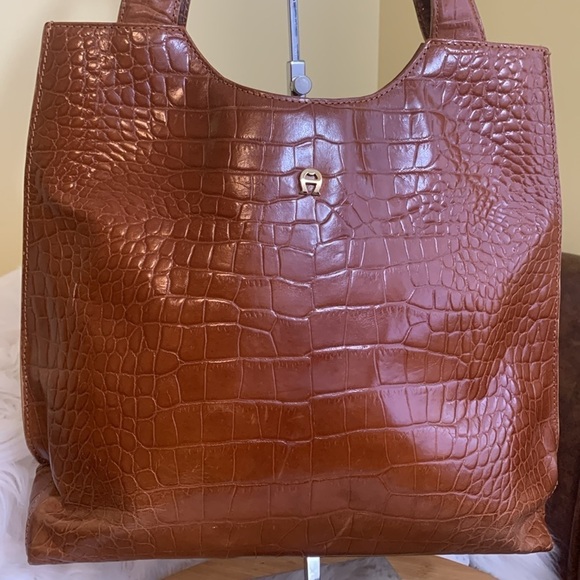 Etienne Aigner | Vintage Croc Embossed Cowhide Leather Satin Lined Shoulder Bag - Picture 4 of 17
